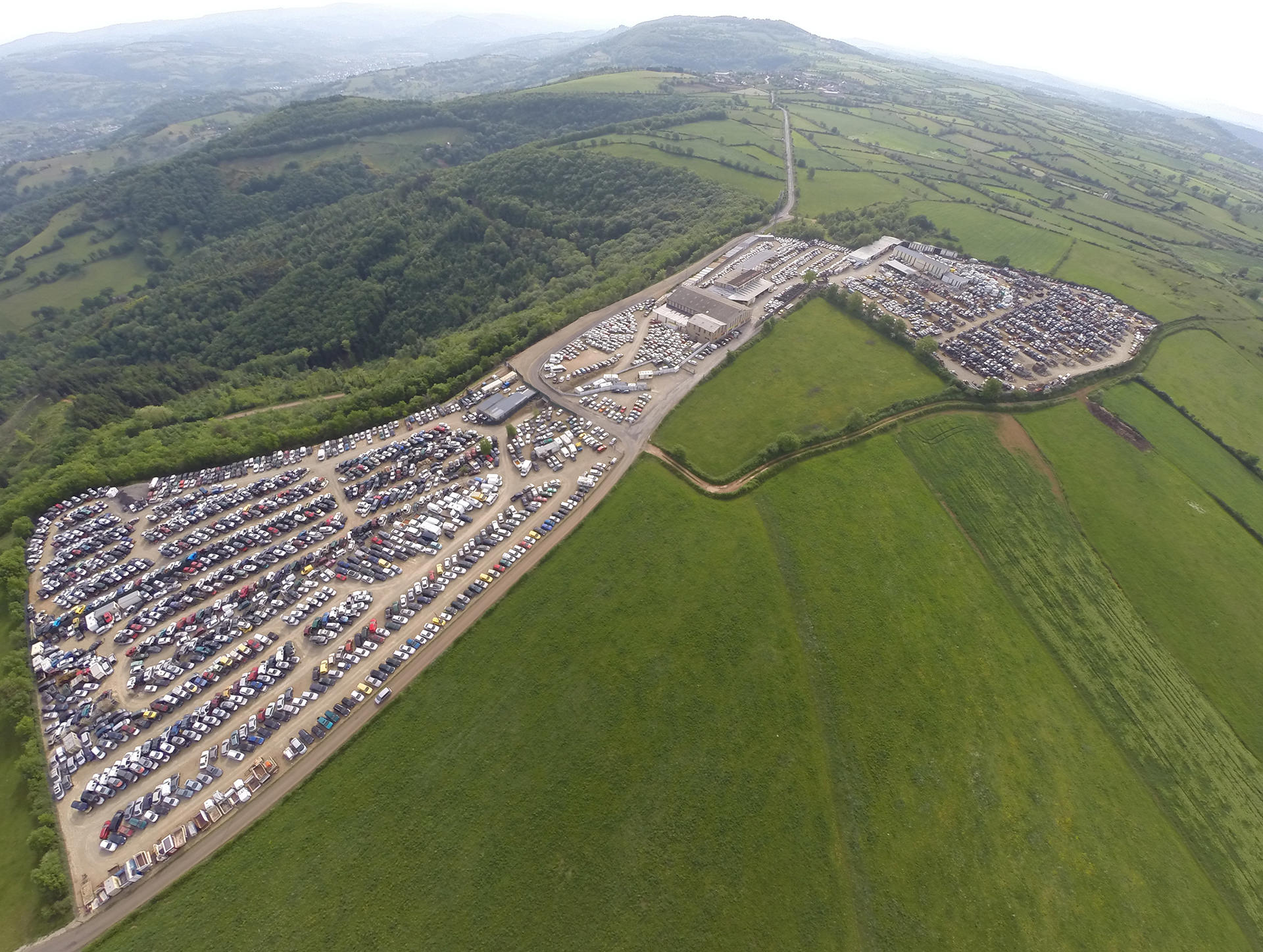 Vue aérienne sur la casse auto Burguière à Espalion en Aveyron